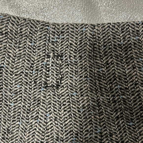 Amanda + Chelsea, beautiful skirt for ladies. It is size 8. Zipper on the back. - Picture 5 of 5